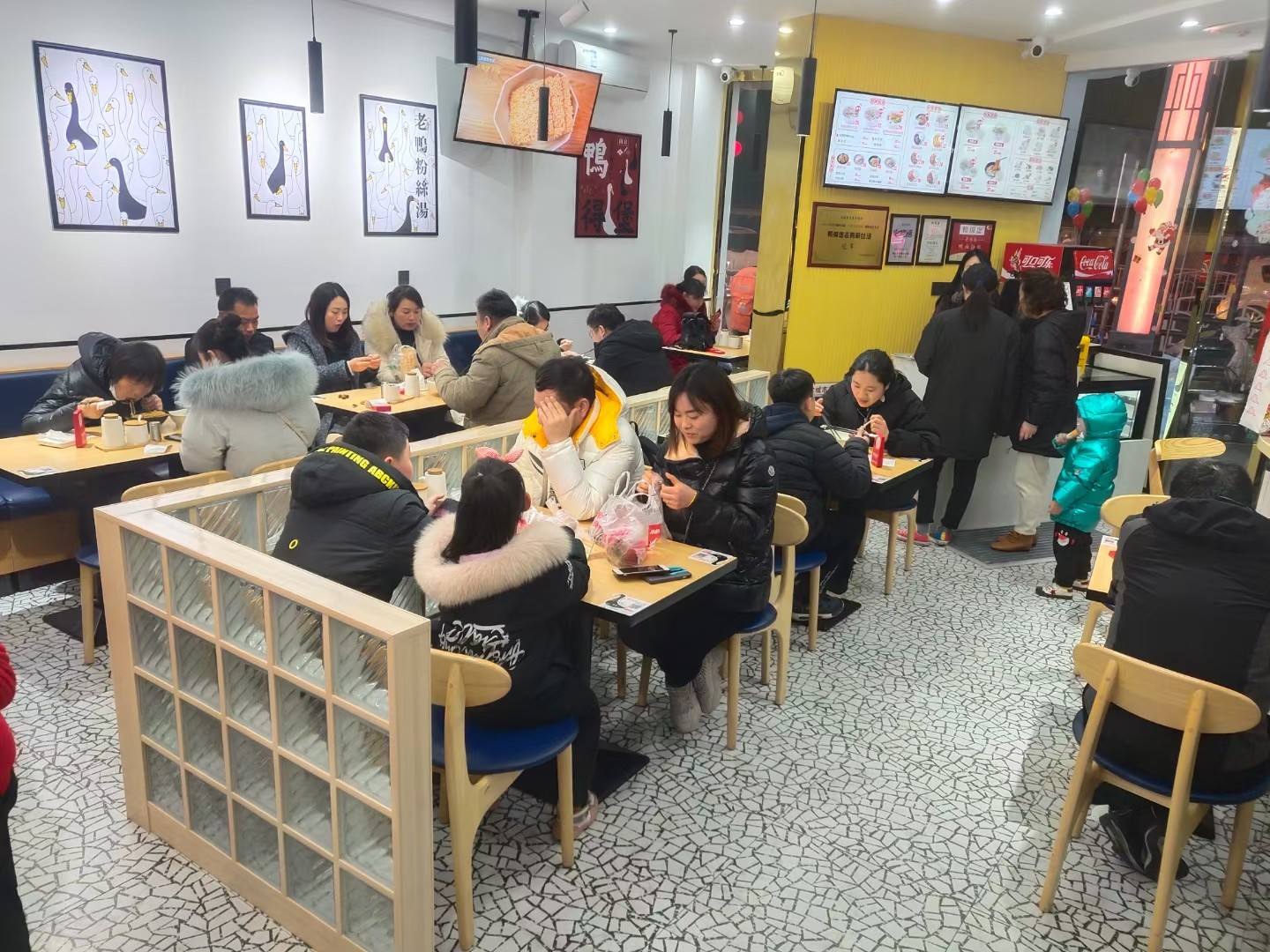 鴨得堡鴨血粉絲湯門(mén)店擴(kuò)張與餐飲管理策略探析